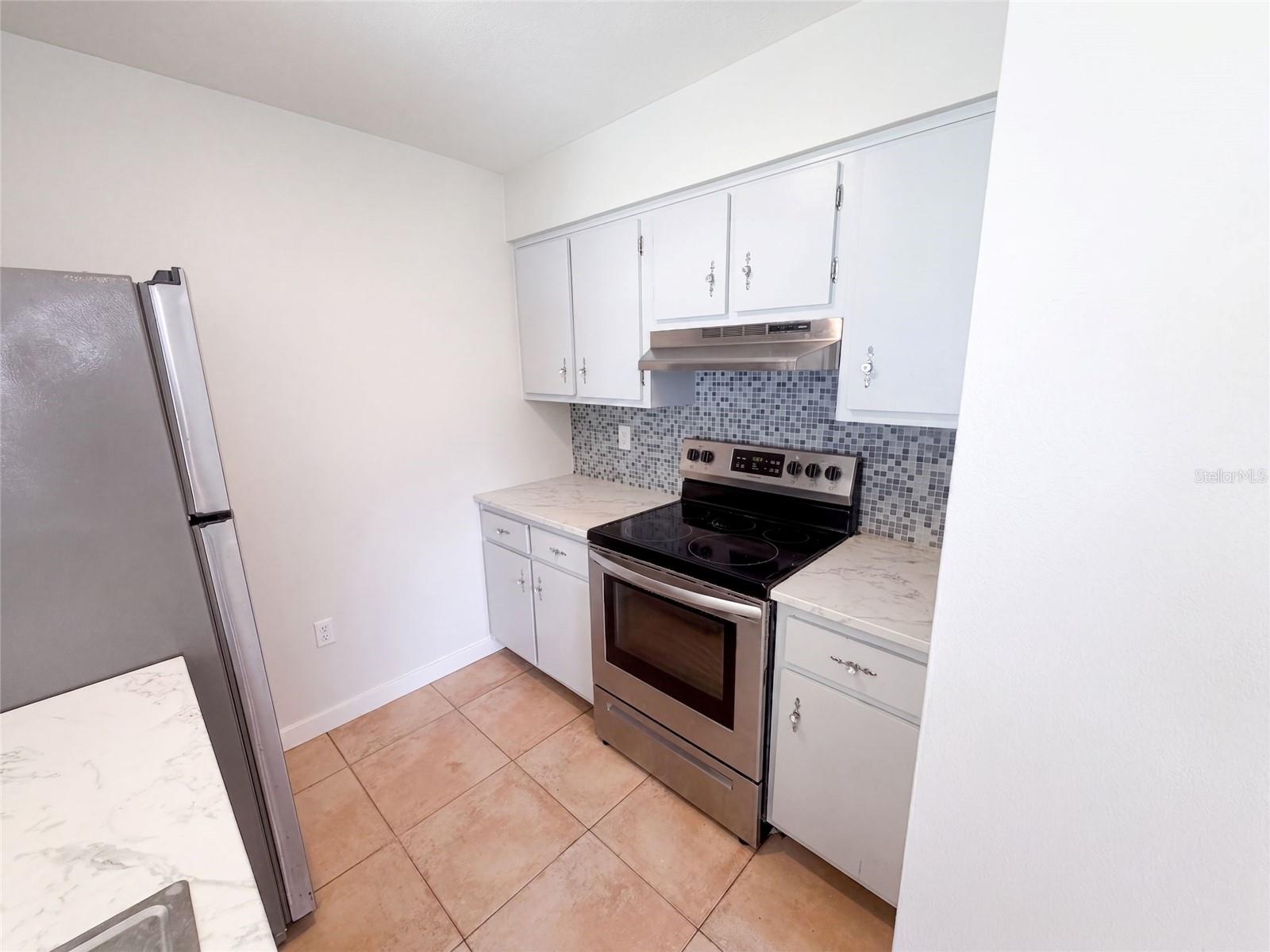 411 DORCHESTER SQ — photo 12