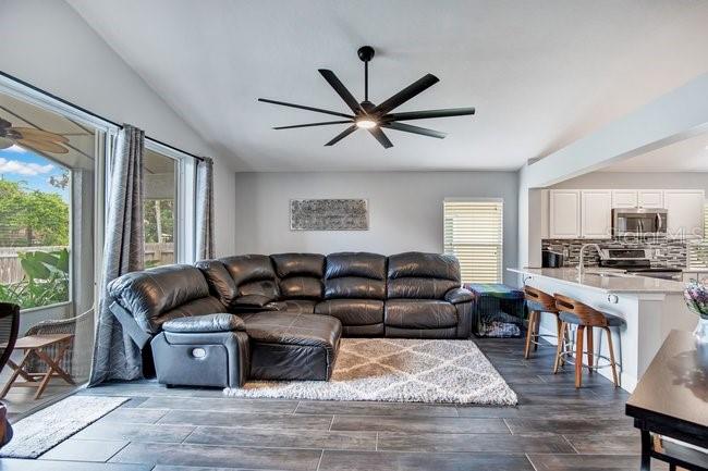 650 REGINA LN — photo 9