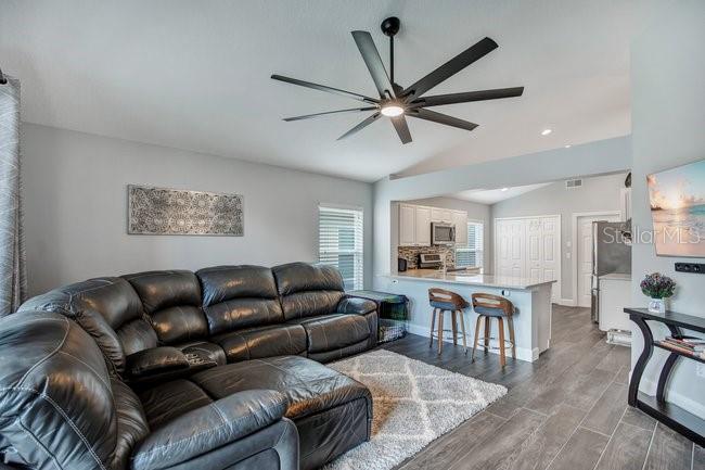 650 REGINA LN — photo 10