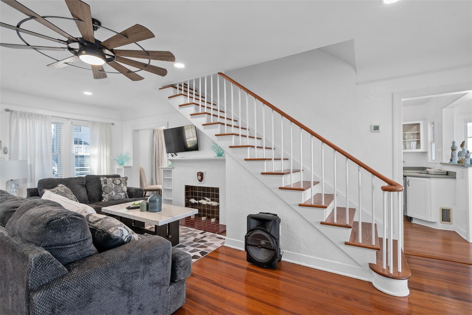 241 LEXINGTON DR — photo 11