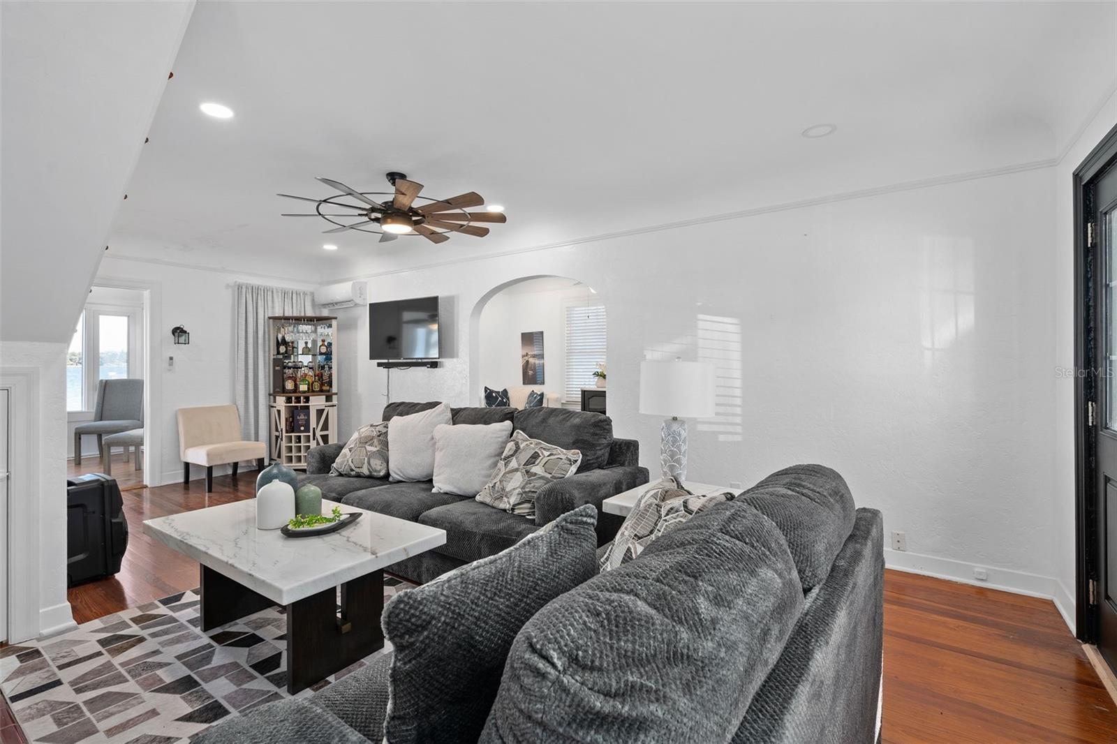 241 LEXINGTON DR — photo 10