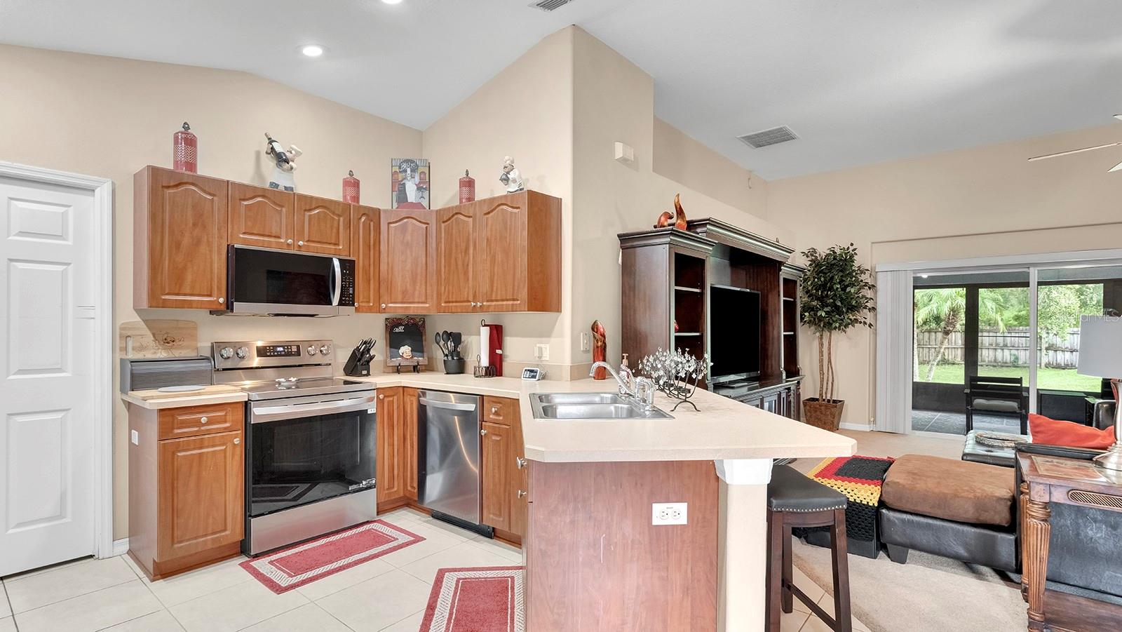 252 DIRKSEN DR — photo 3