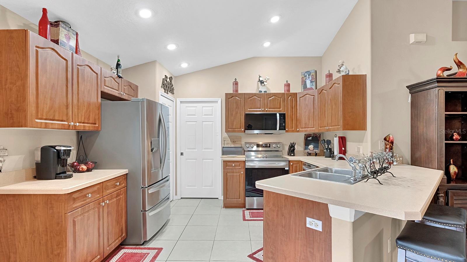 252 DIRKSEN DR — photo 4