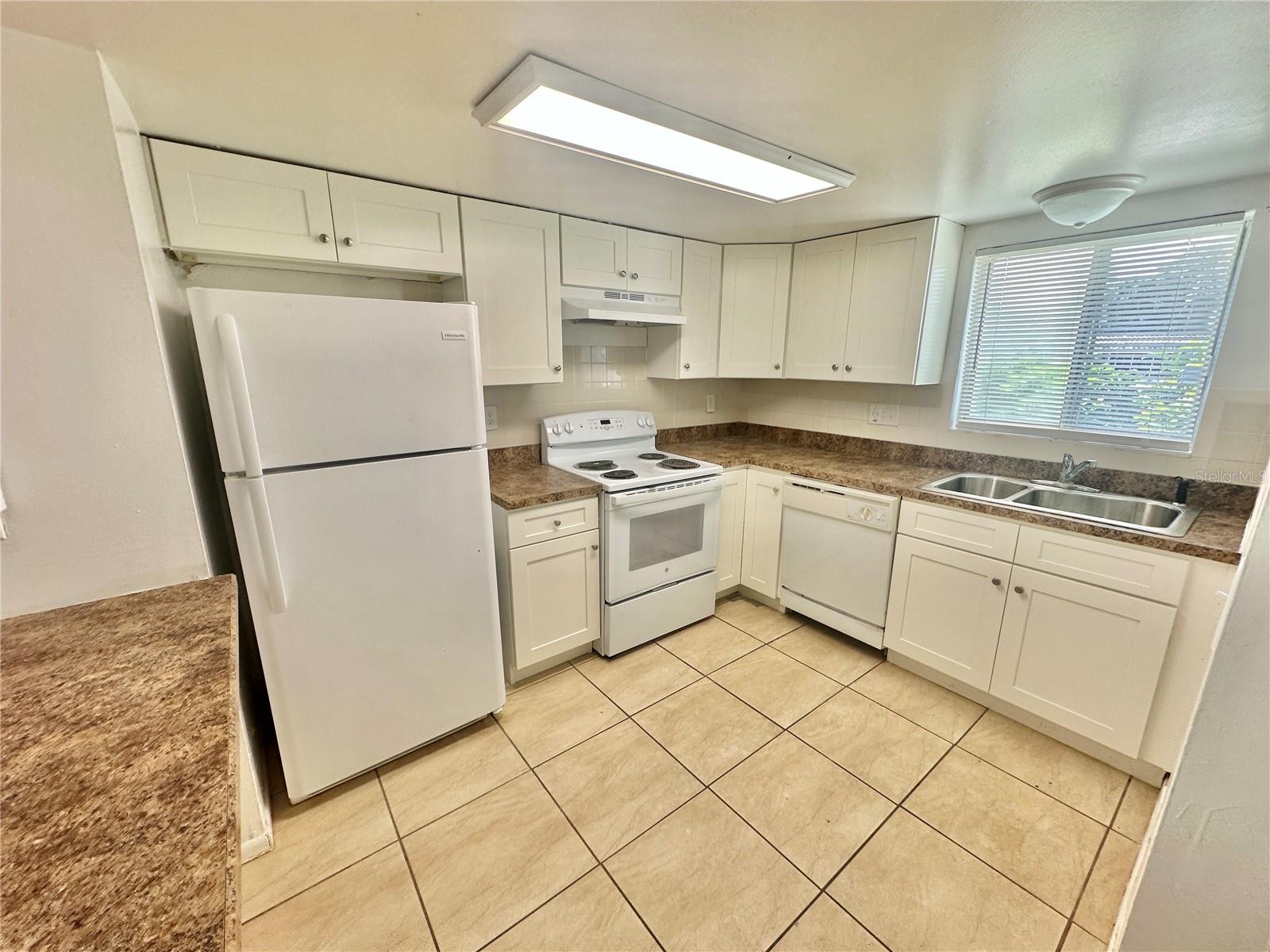 2549 S OAK AVE #B — photo 2