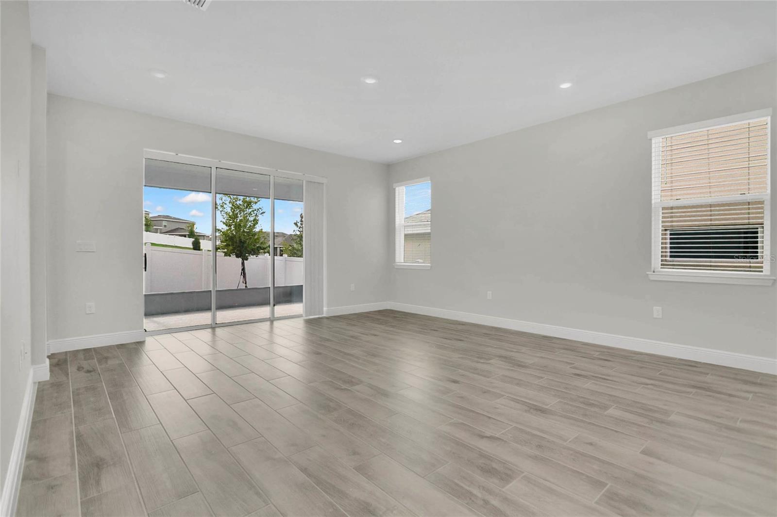 2091 AXEL ST — photo 3
