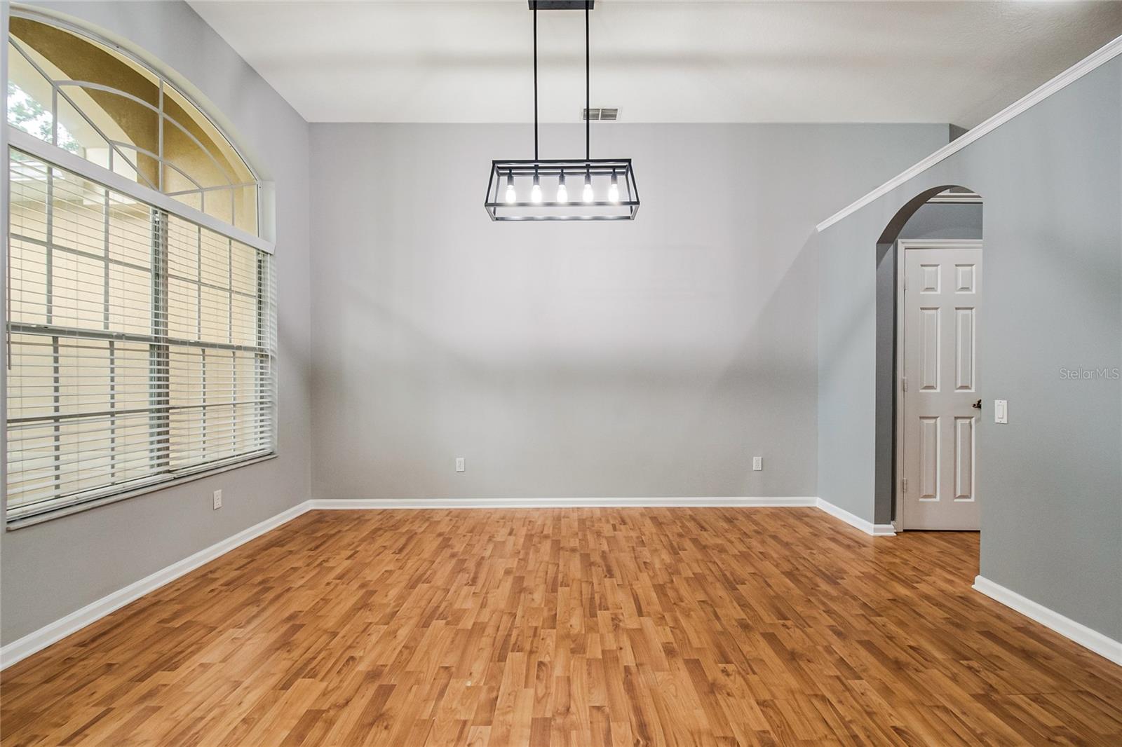 116 OAK GROVE CIR — photo 6