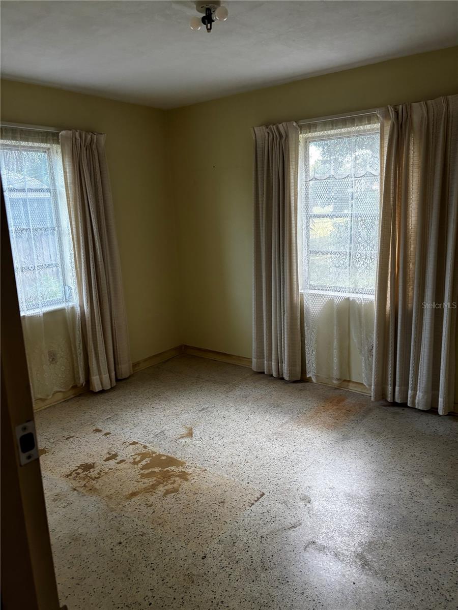 1077 WHITEWOOD DR — photo 4