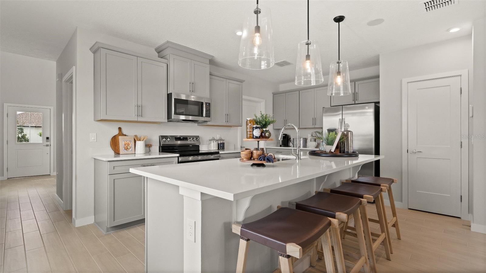 746 JUNONIA BLVD — photo 2