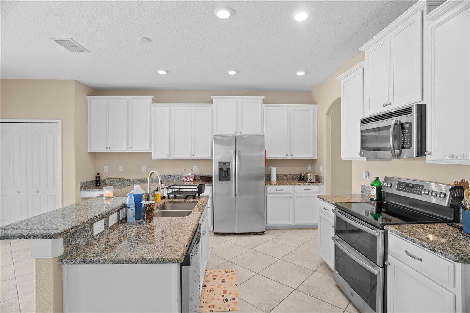 1586 THETFORD CIR — photo 3