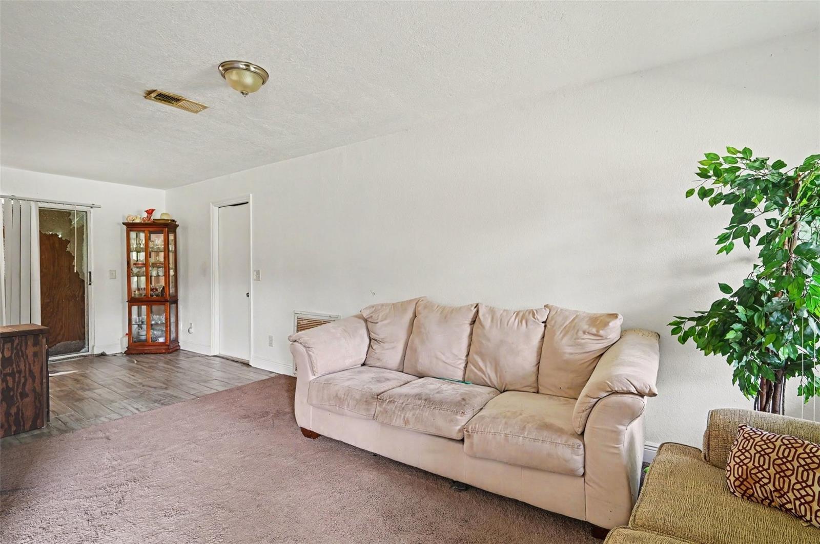 624 N DUSS ST — photo 9