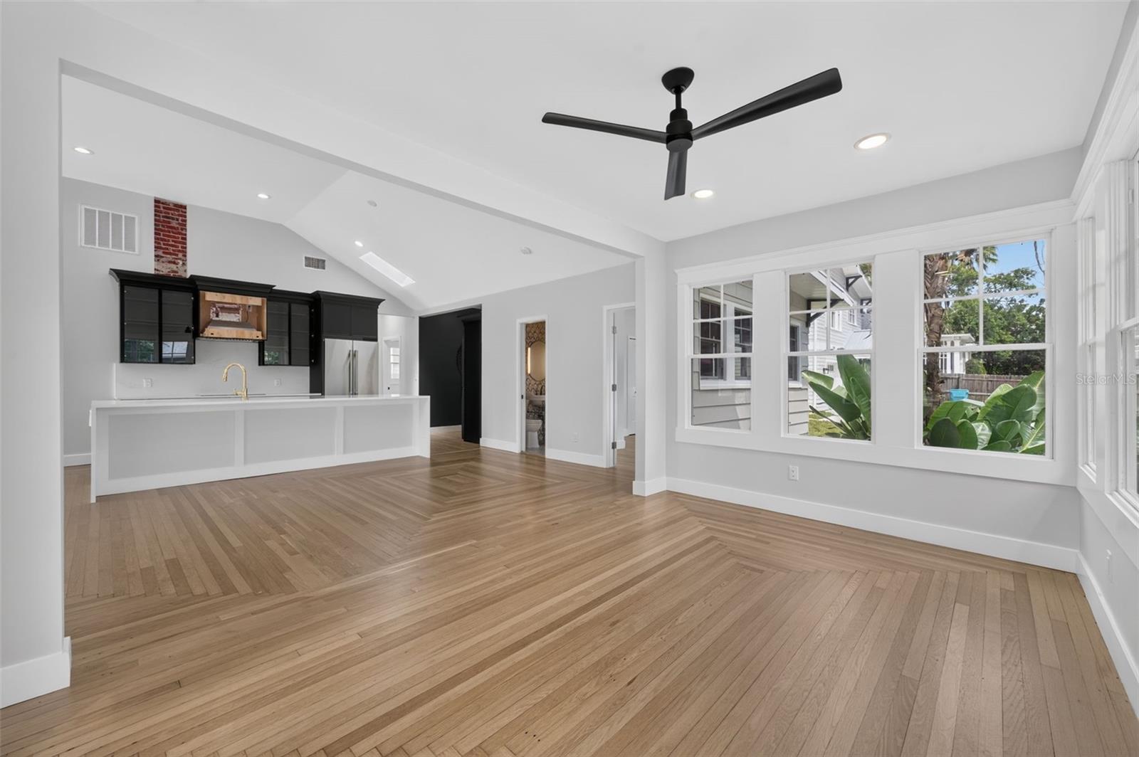323 E AMELIA ST — photo 11