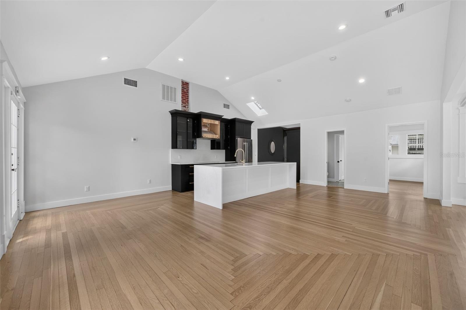 323 E AMELIA ST — photo 5