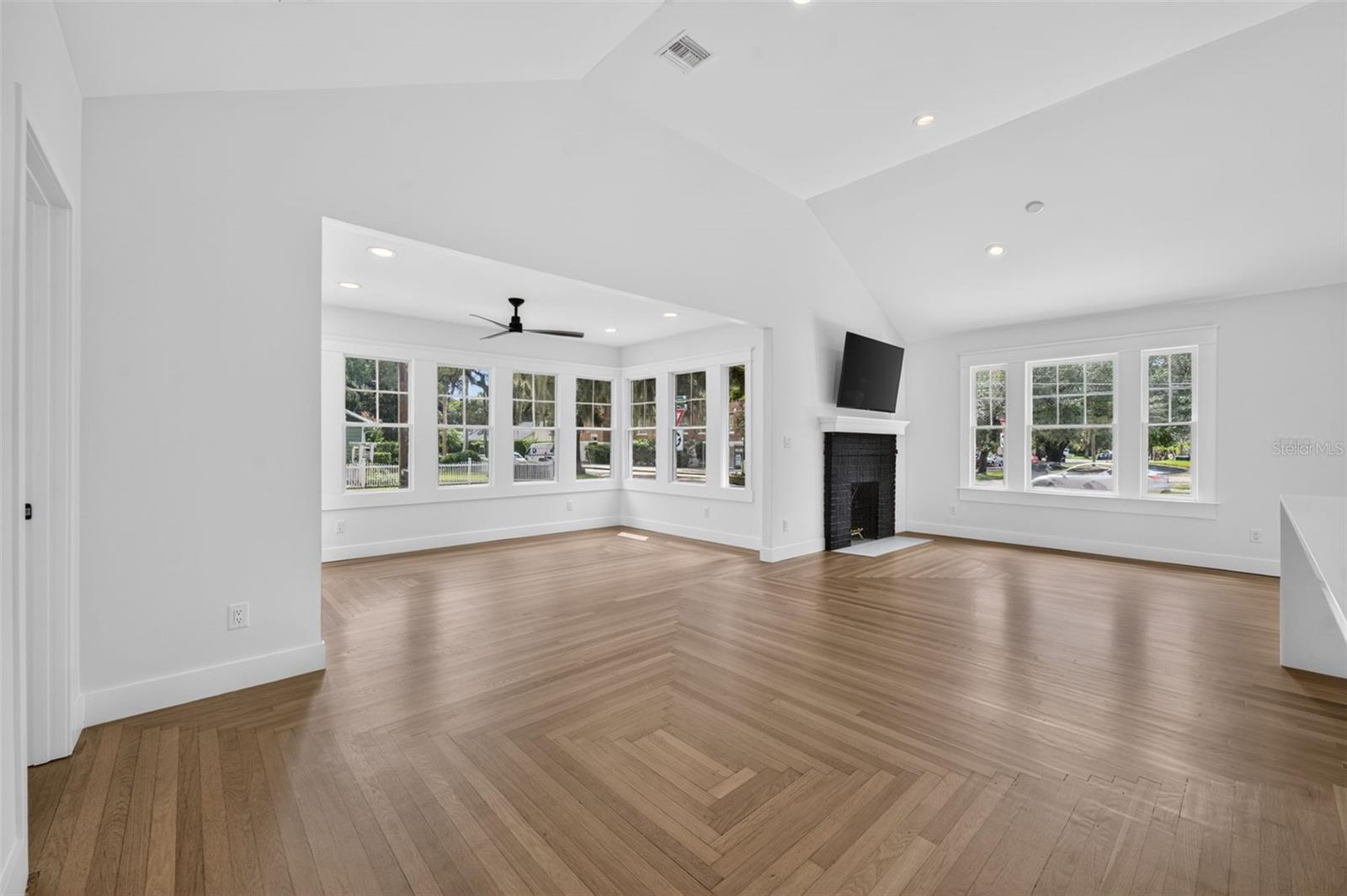 323 E AMELIA ST — photo 8
