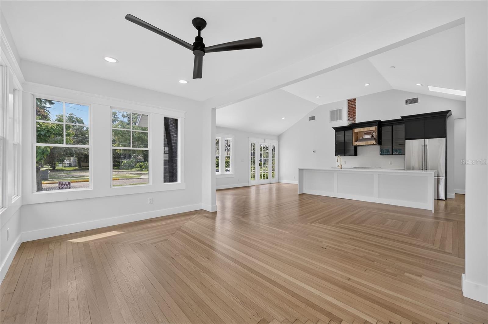 323 E AMELIA ST — photo 10