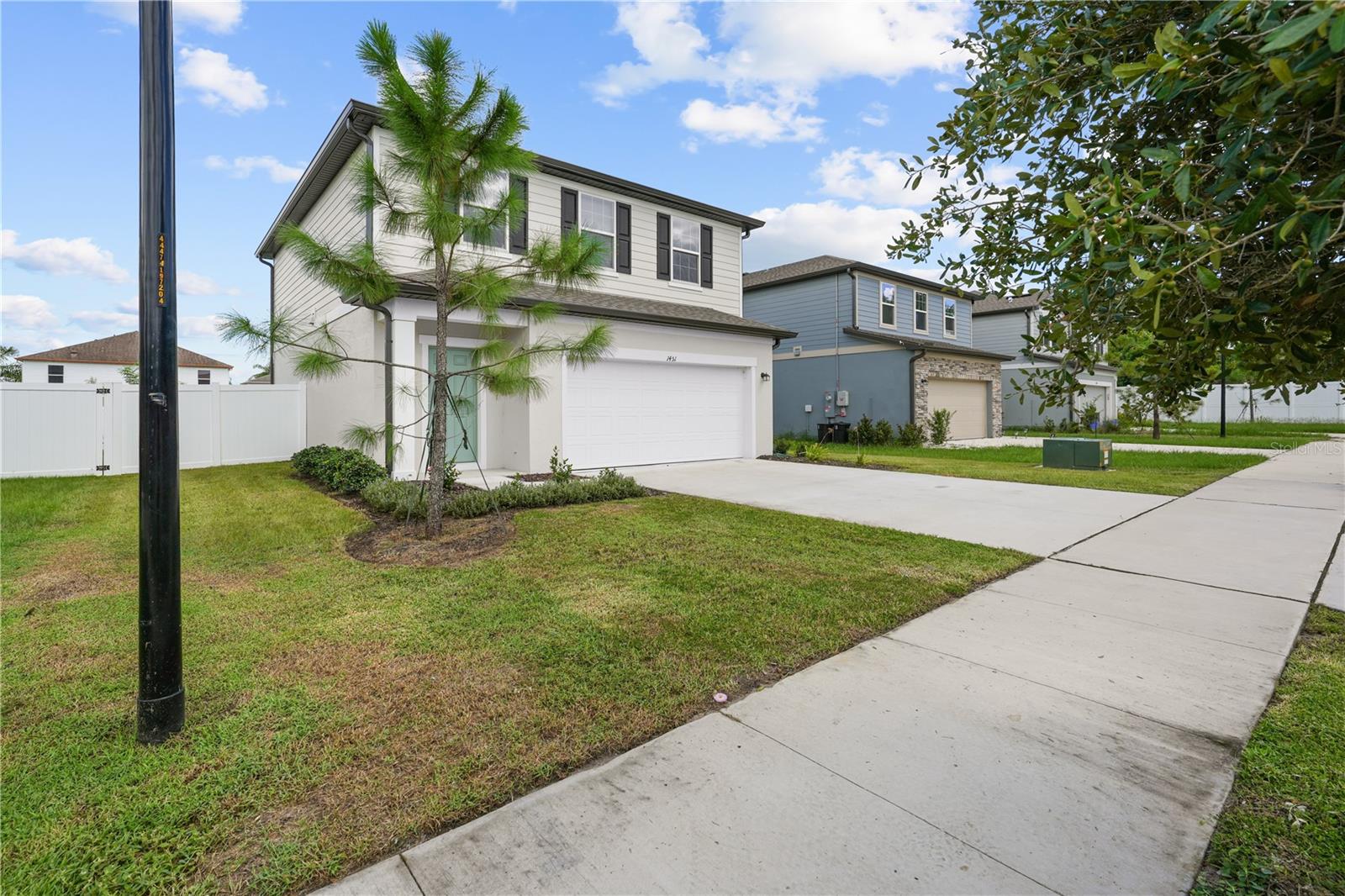 1451 DALKEITH CV — photo 3