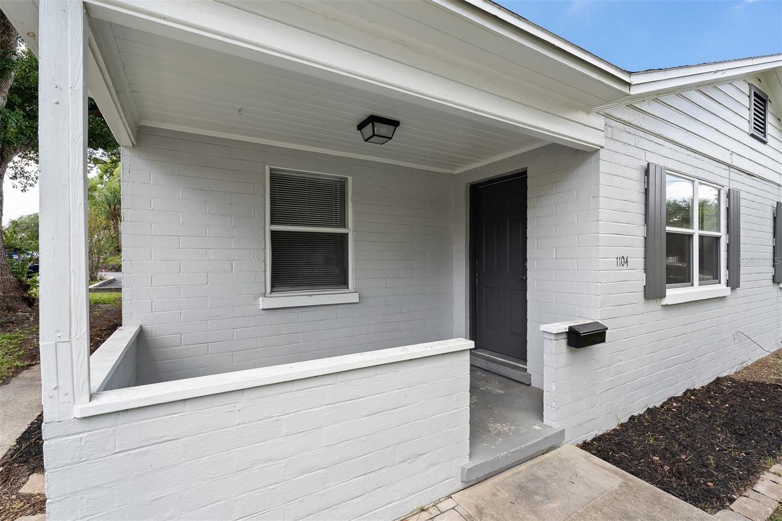 1104 E HARWOOD ST — photo 4