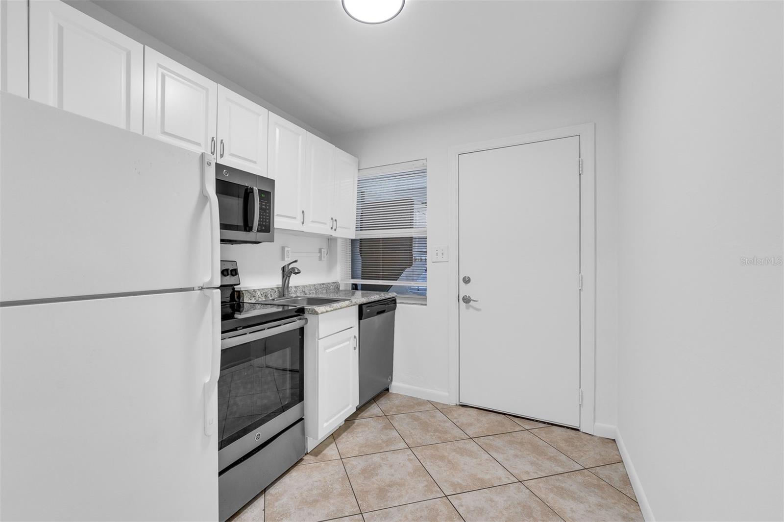 1104 E HARWOOD ST — photo 7