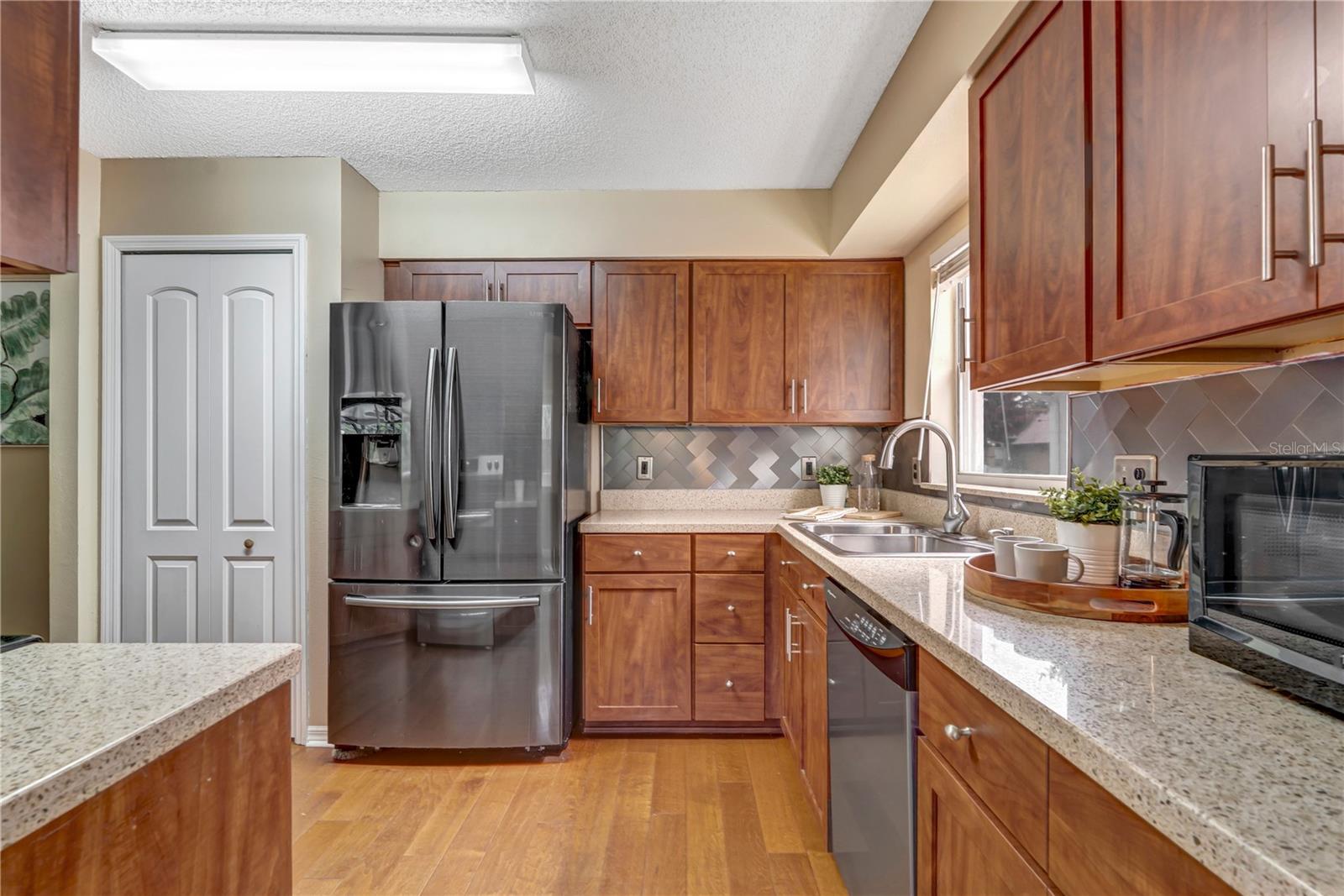 1324 SILVERTHORN DR — photo 11