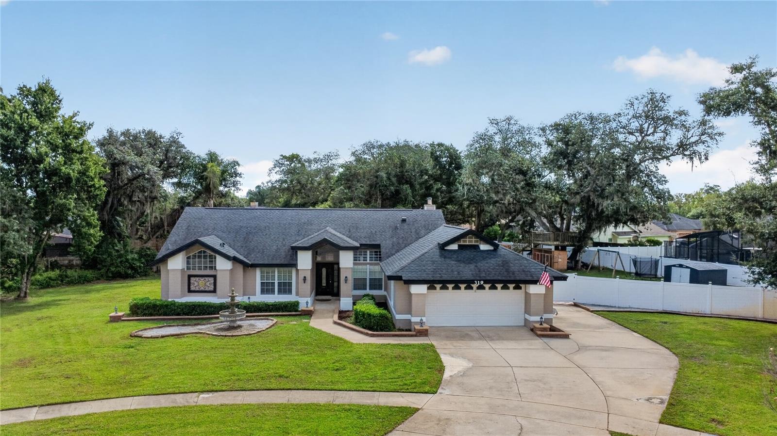 319 OAKWOOD CT