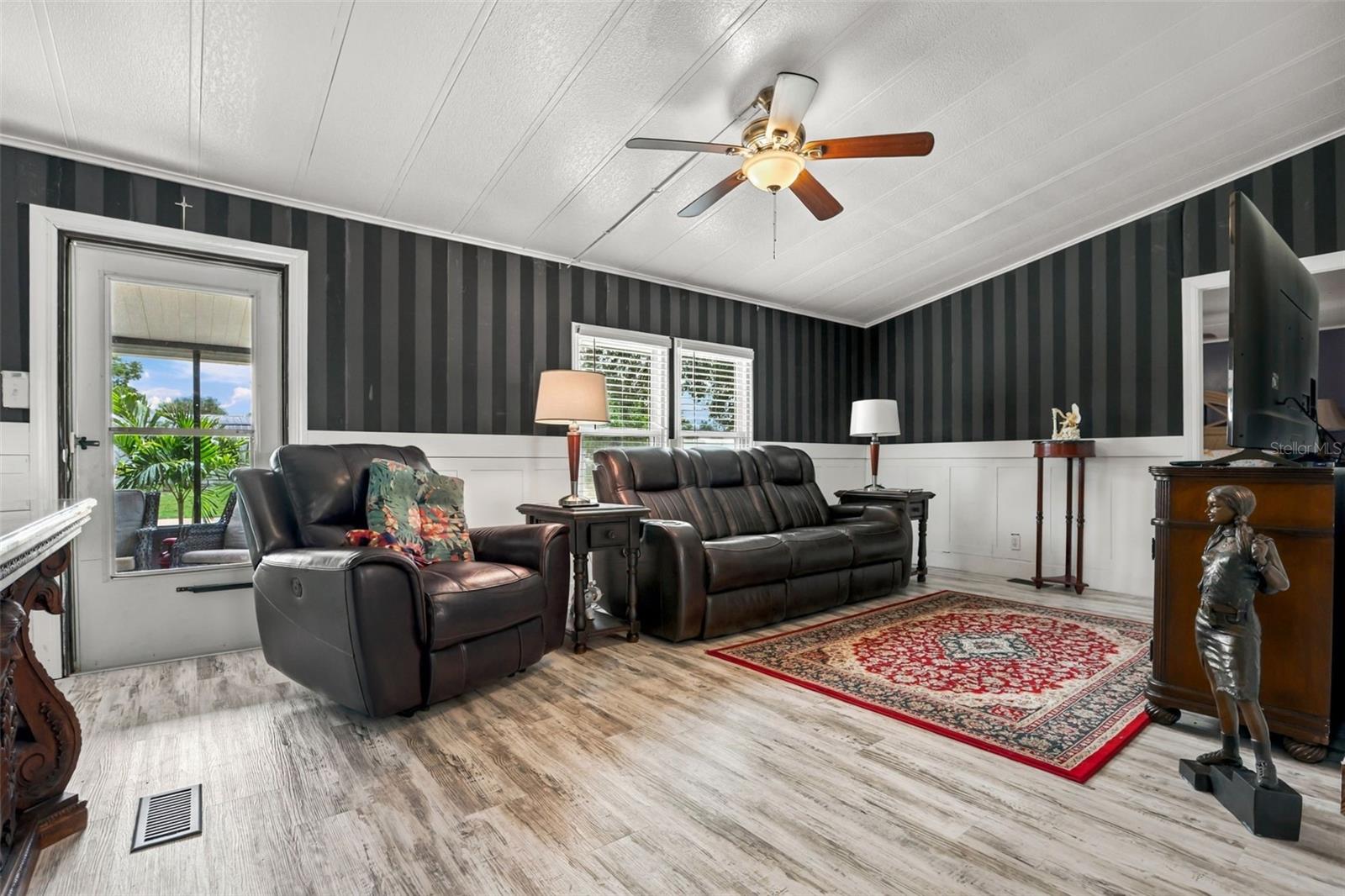 34 DA ROSA AVE — photo 3