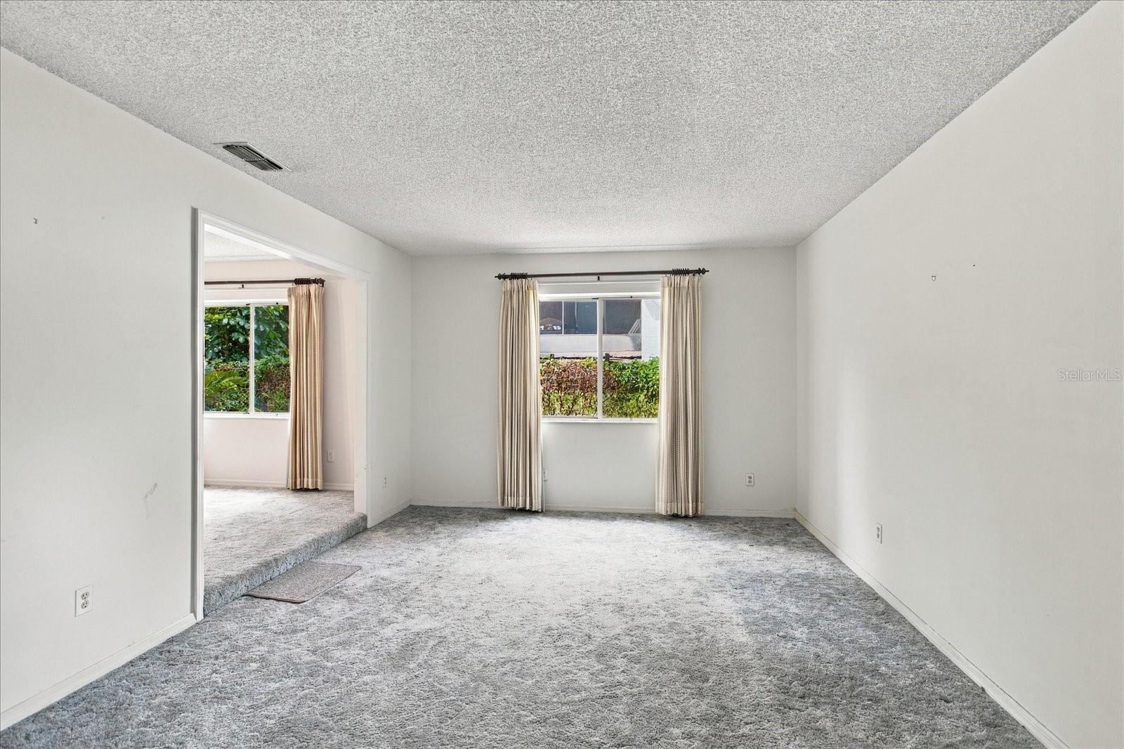 528 E HILLCREST — photo 2