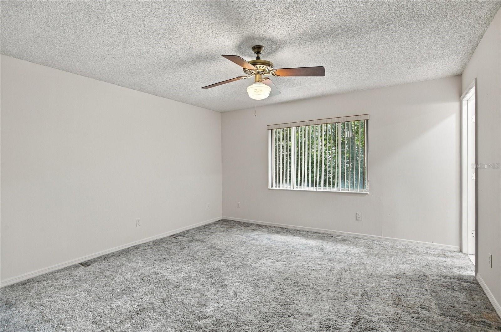 528 E HILLCREST — photo 11