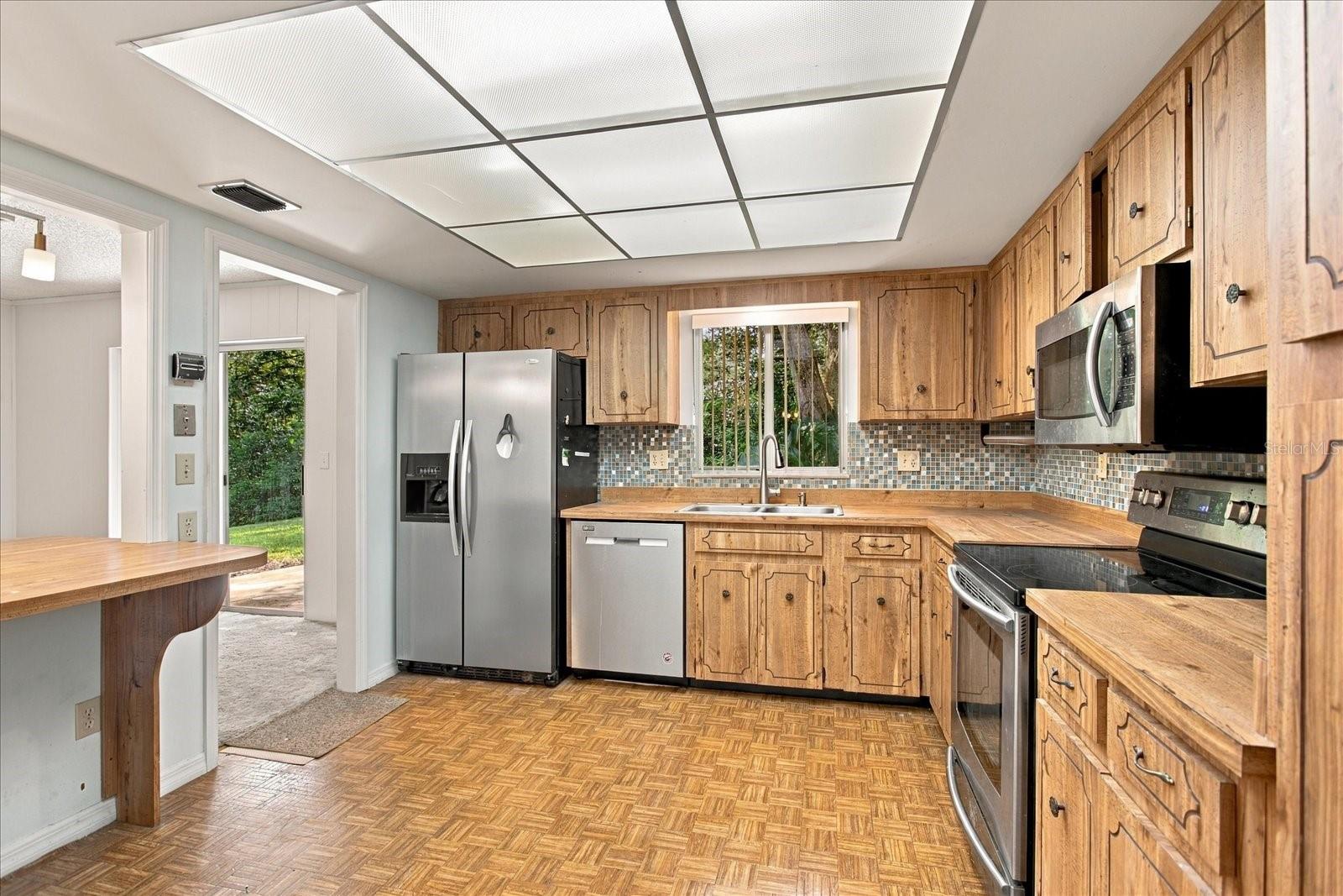 528 E HILLCREST — photo 4