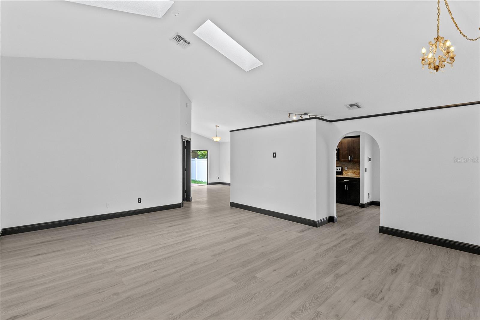 2133 MEADOWMOUSE ST — photo 8