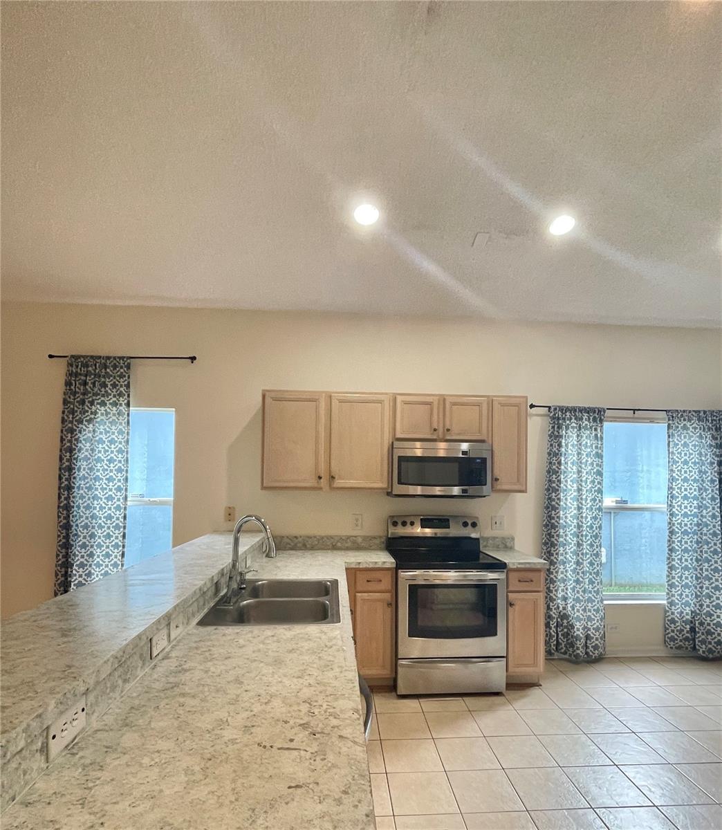 521 LEXINGDALE DR — photo 3