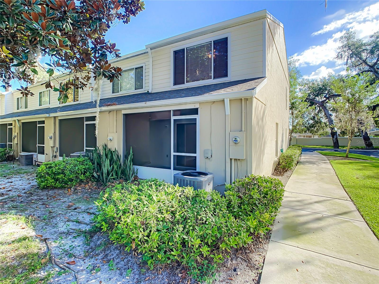 1050 VINELAND PL — photo 2