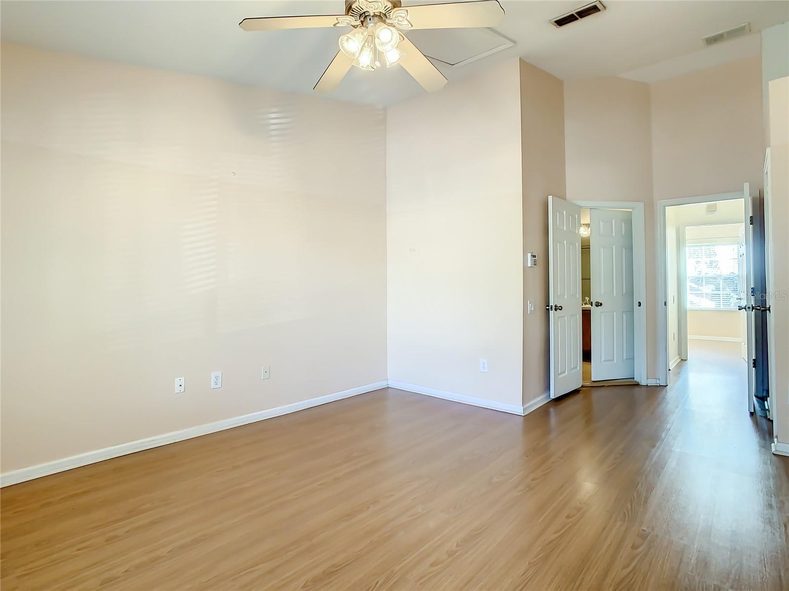 1050 VINELAND PL — photo 11