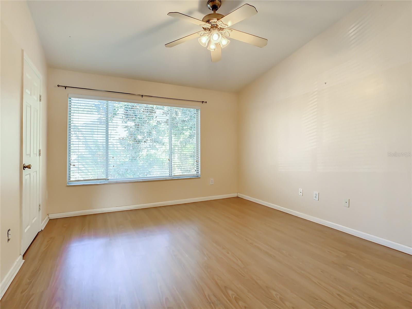 1050 VINELAND PL — photo 12