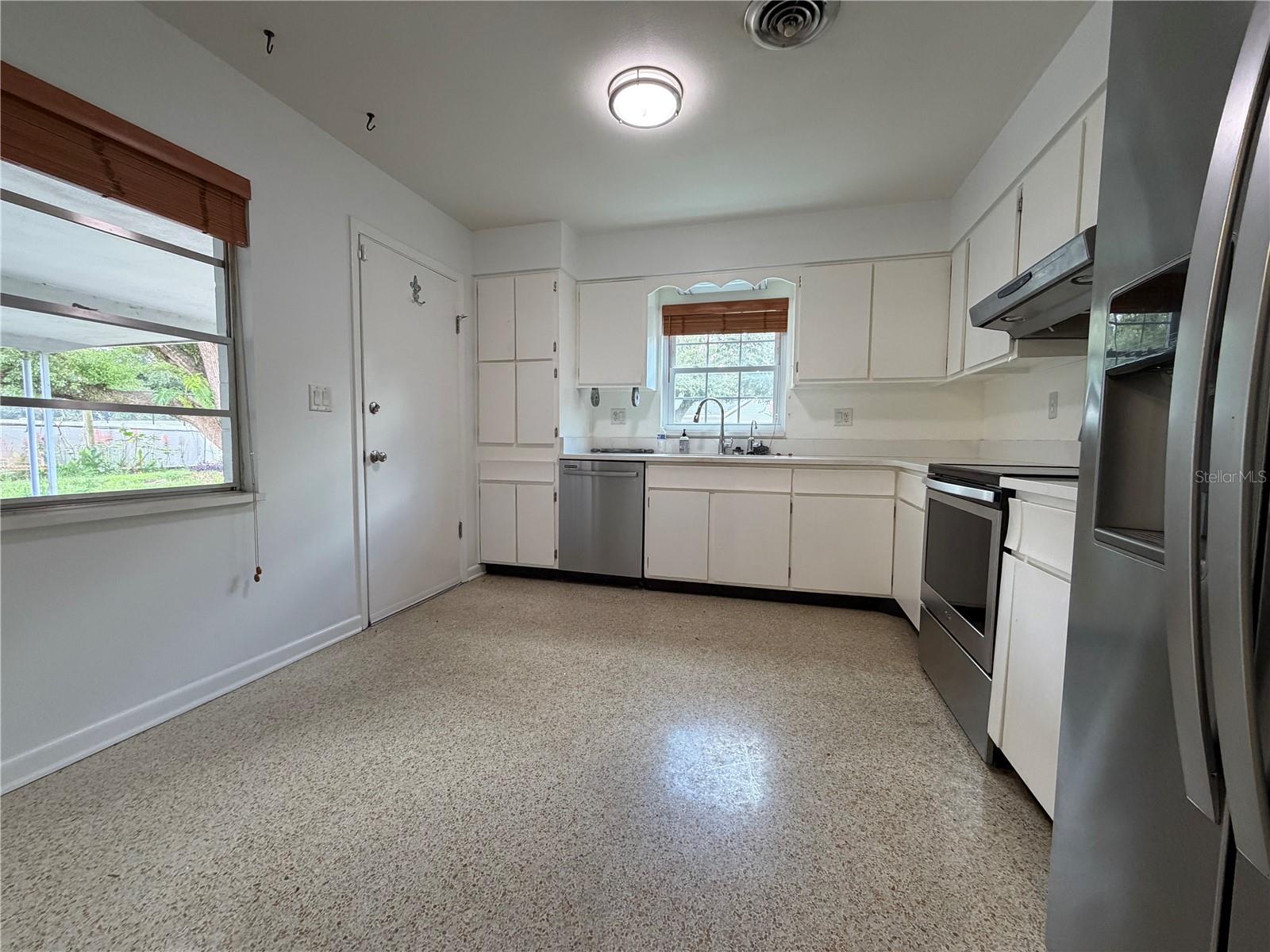 504 ADIRONDACK AVE — photo 3