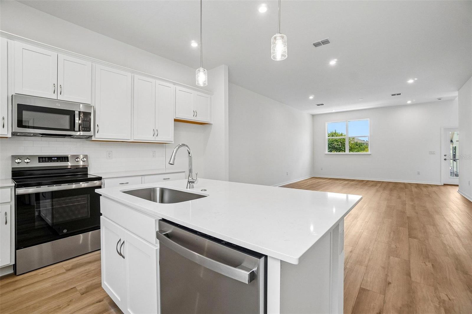 12725 AVALON LAKE DR — photo 12