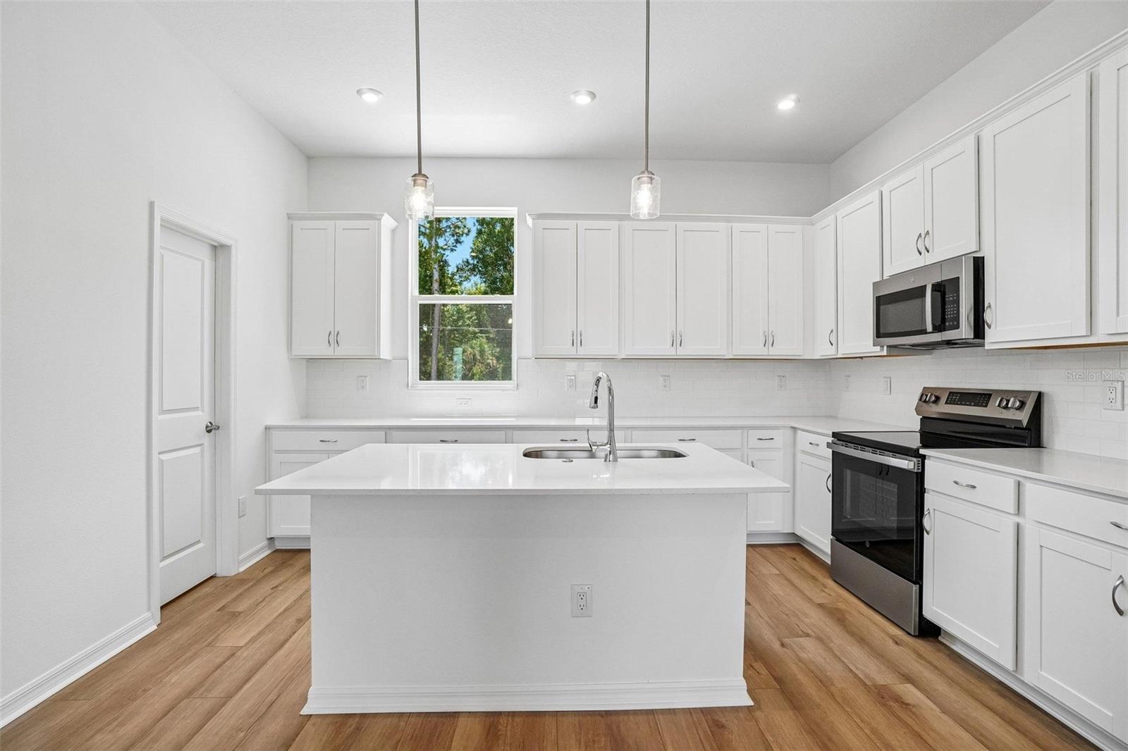 12725 AVALON LAKE DR — photo 8