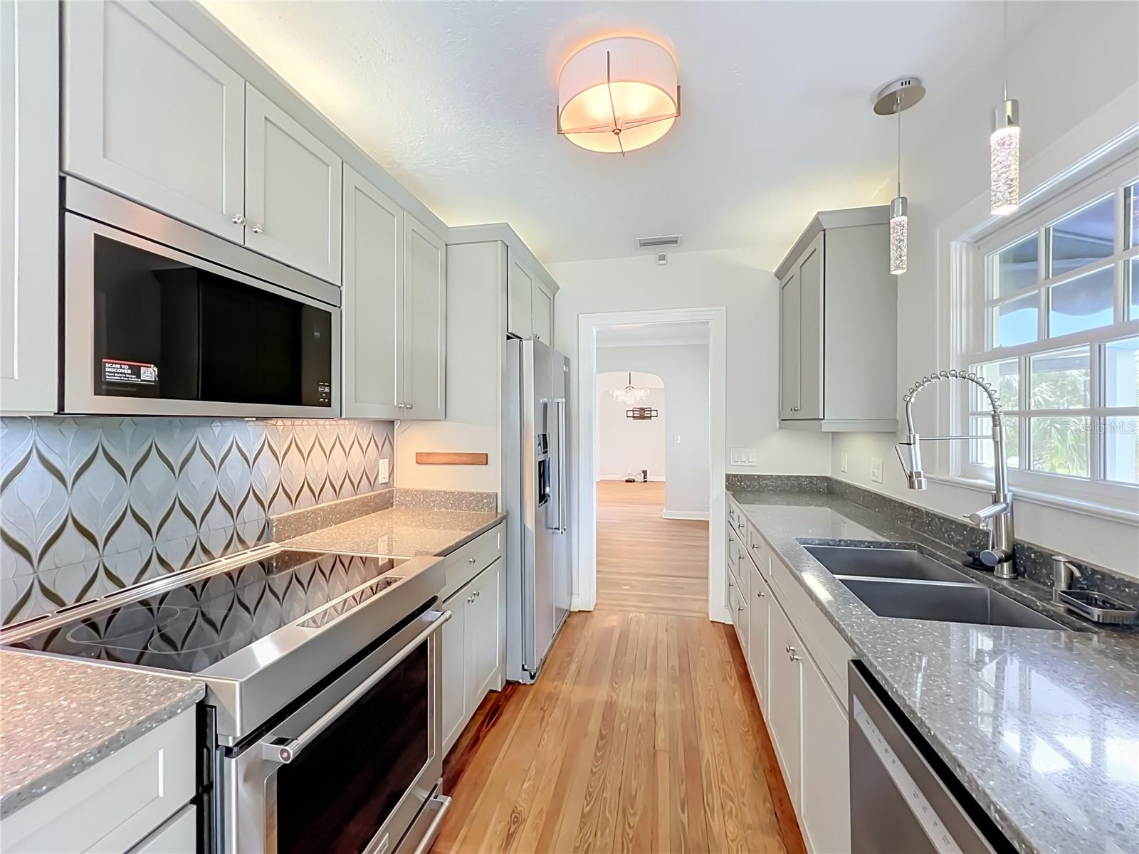 1607 DELANEY AVE — photo 11