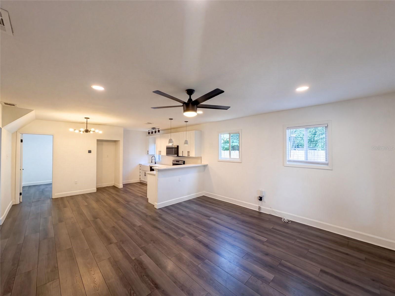 212 W HIAWATHA ST — photo 4