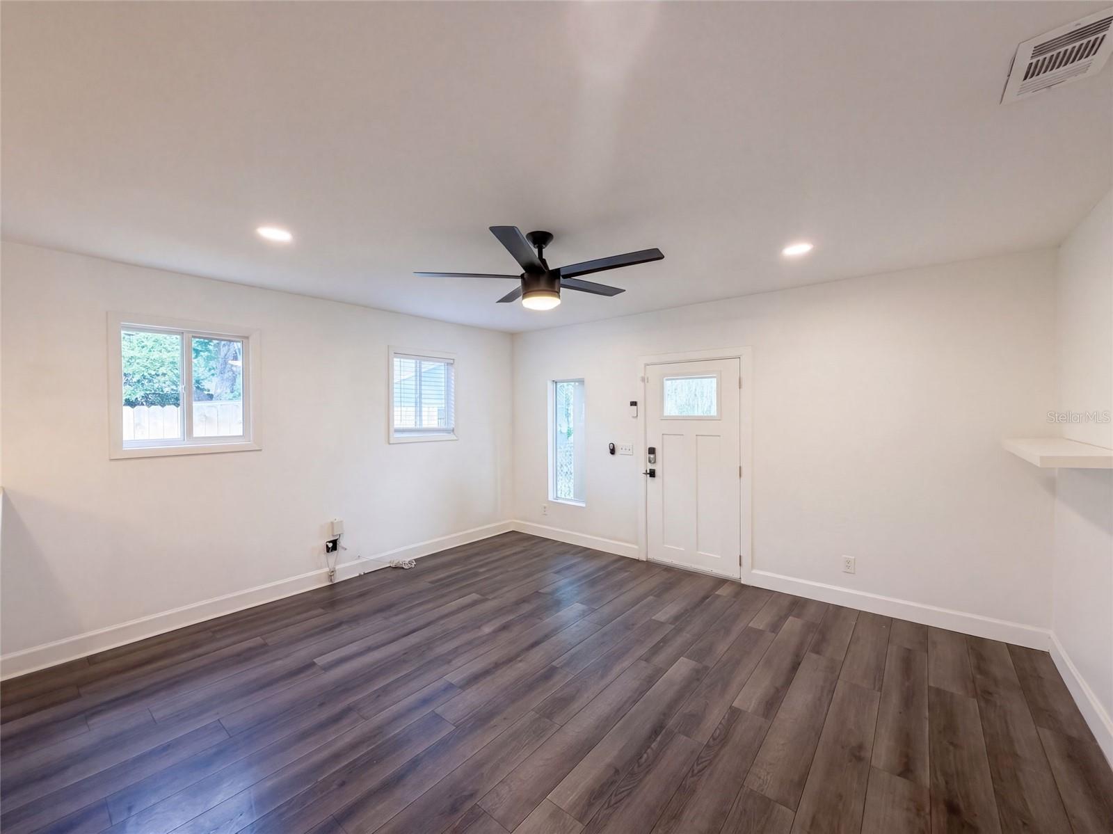 212 W HIAWATHA ST — photo 6