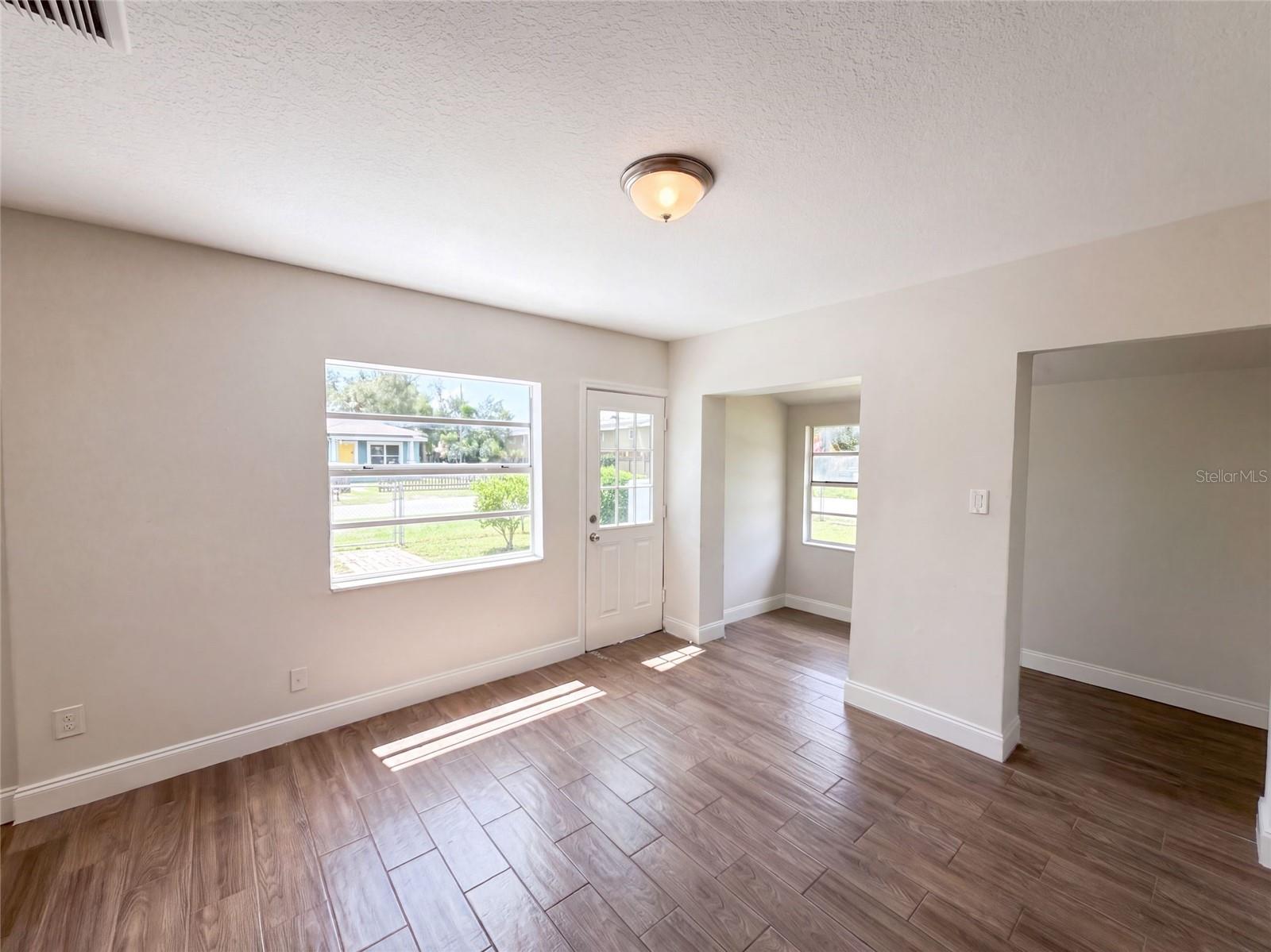 2406 E CURTIS ST — photo 3