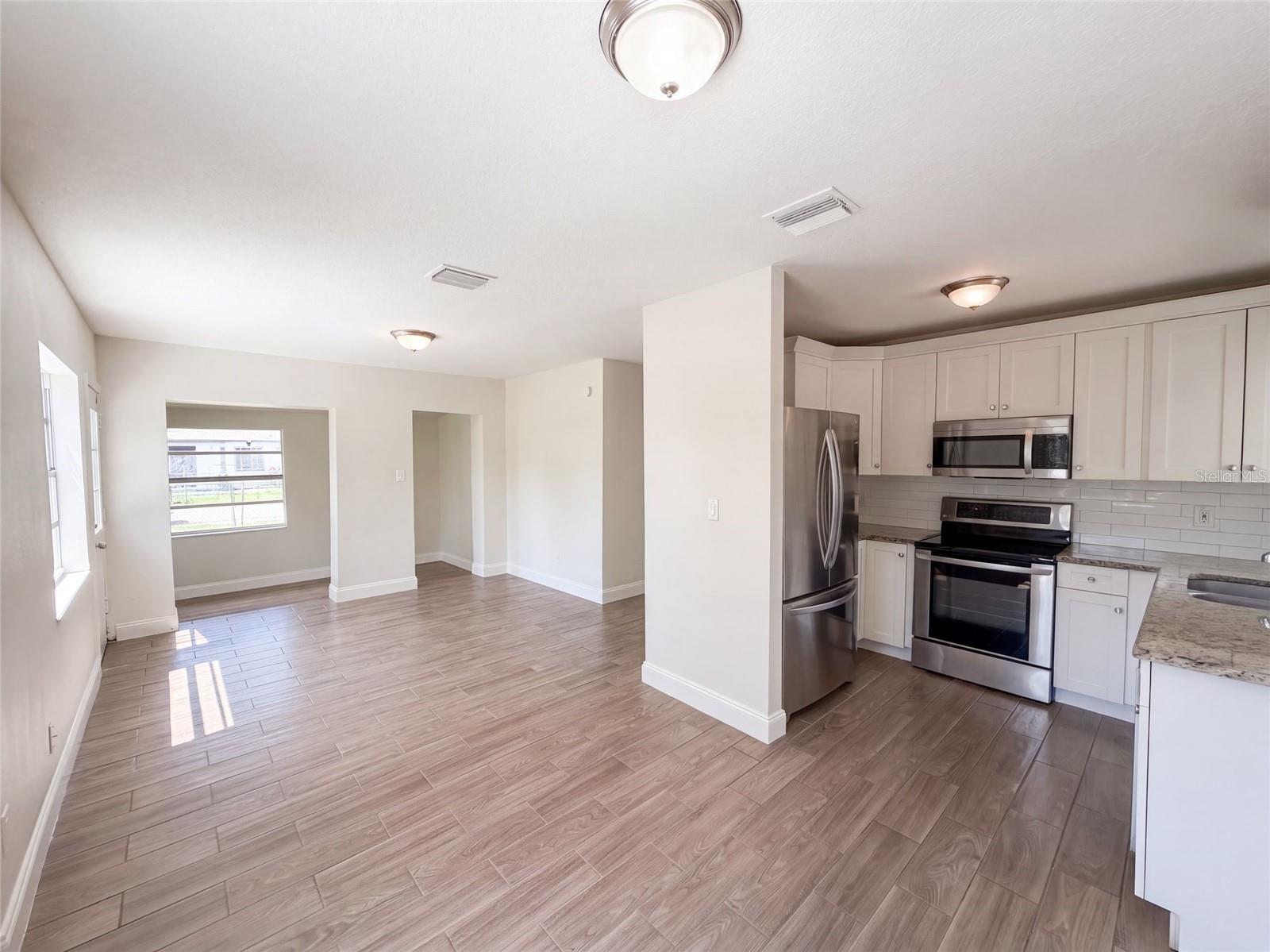 2406 E CURTIS ST — photo 6