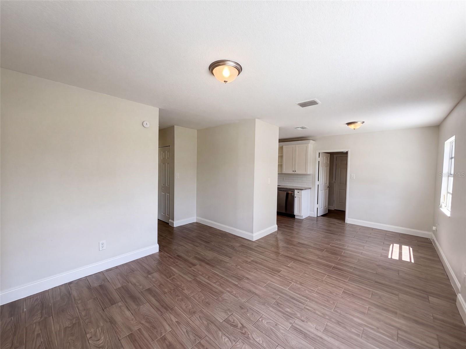 2406 E CURTIS ST — photo 7