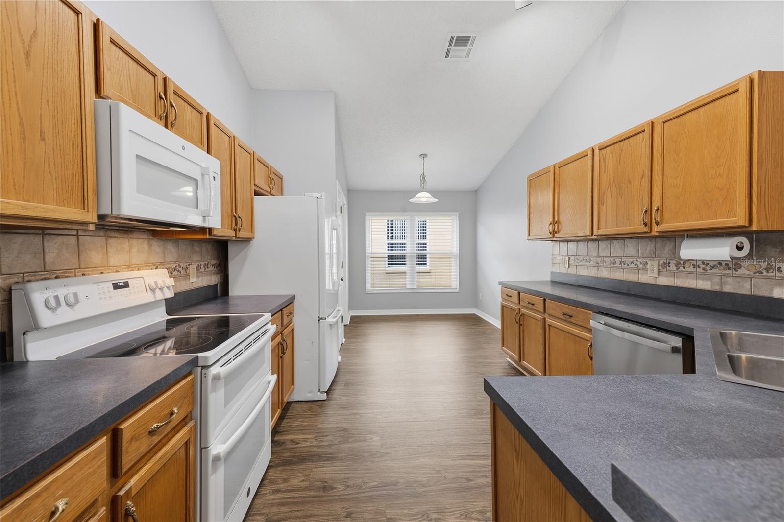 329 BRIGHTVIEW DR — photo 3