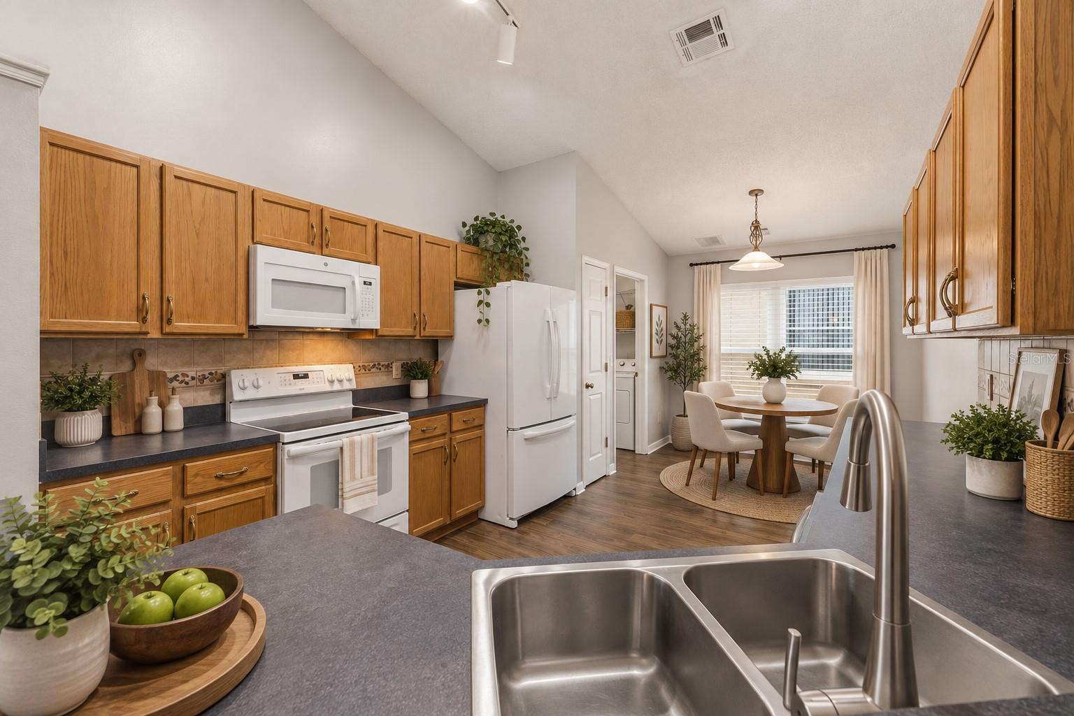 329 BRIGHTVIEW DR — photo 4