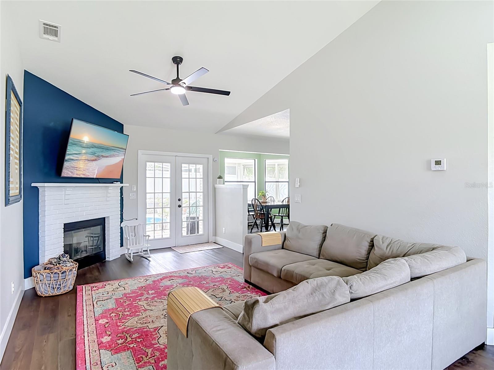 2121 ARROWHEAD AVE — photo 11