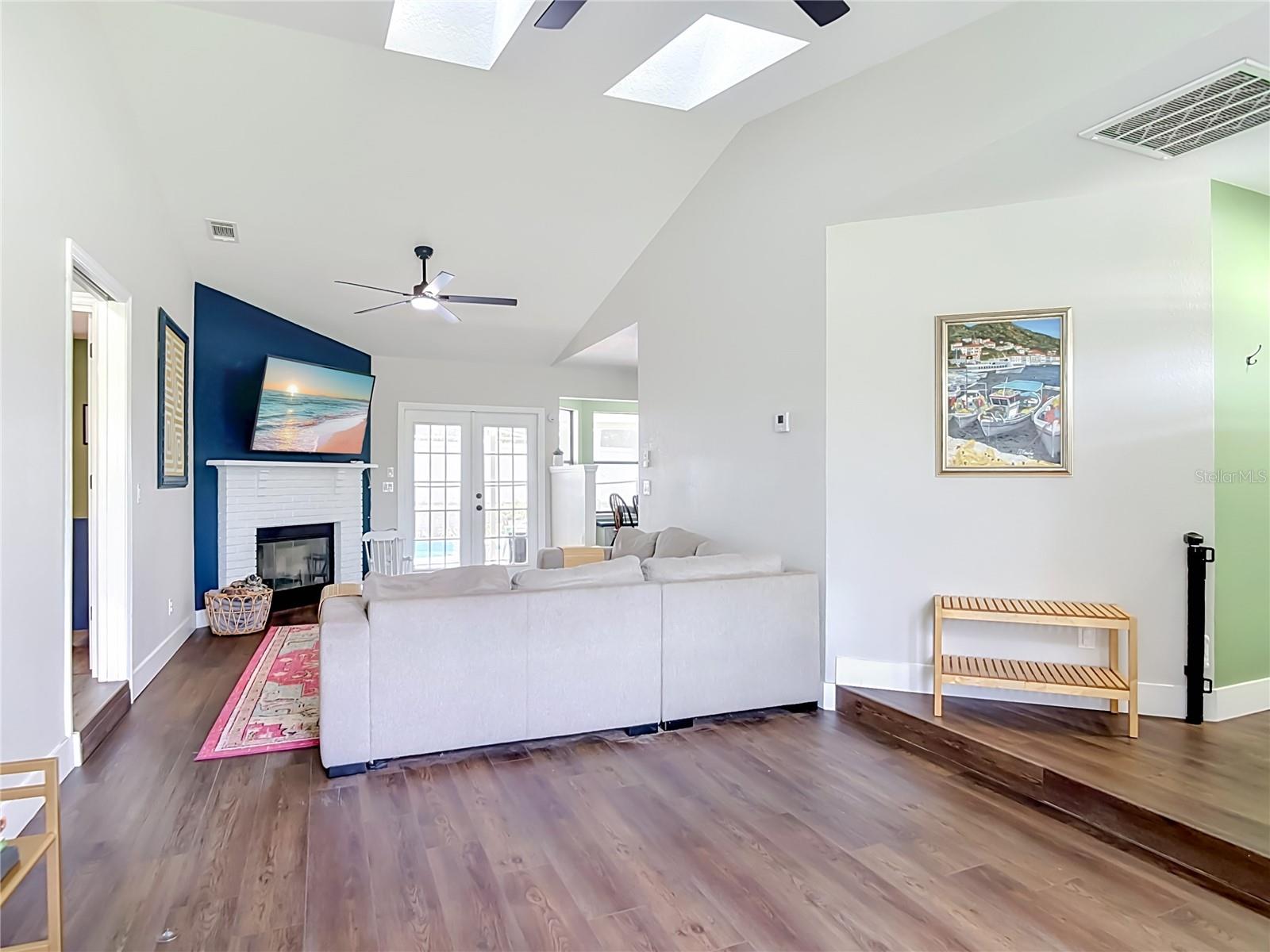 2121 ARROWHEAD AVE — photo 8
