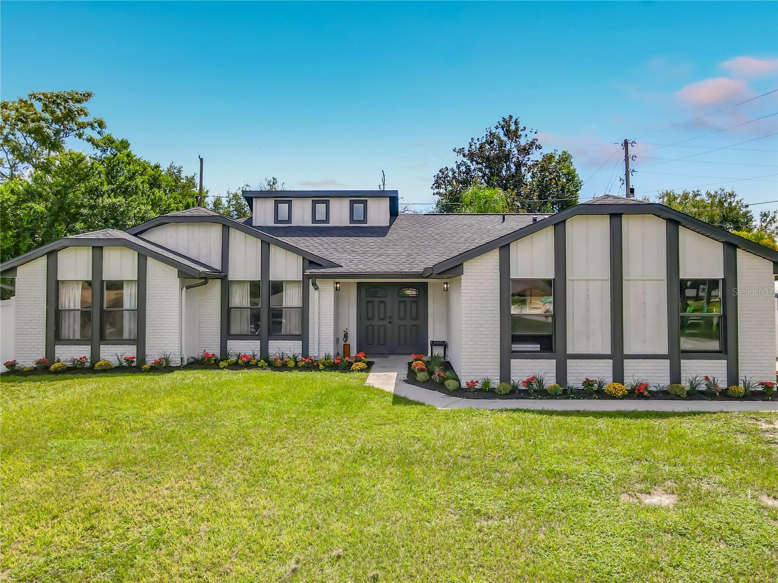 2121 ARROWHEAD AVE