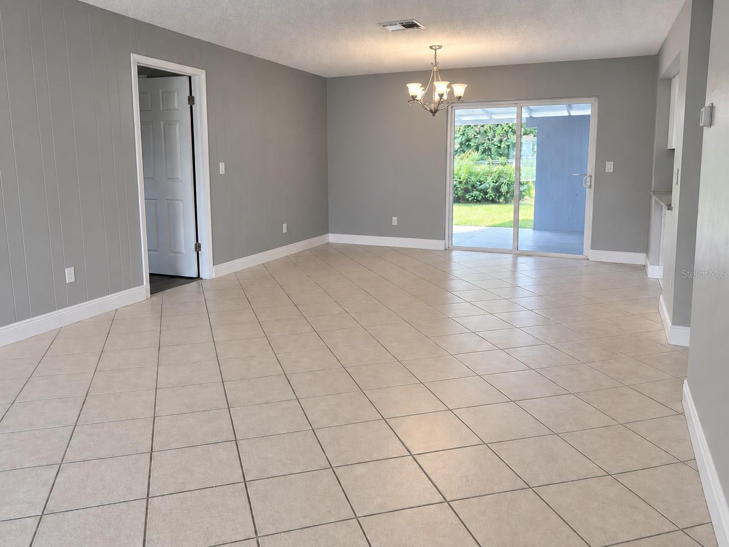 2526 LAWLER LN — photo 12