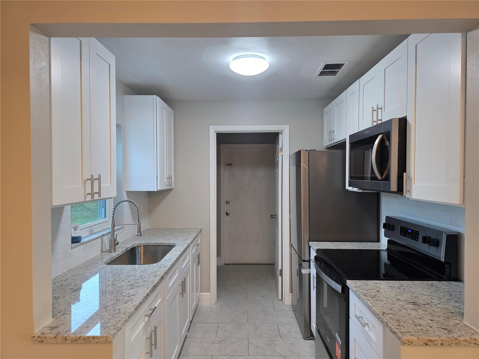 2526 LAWLER LN — photo 10