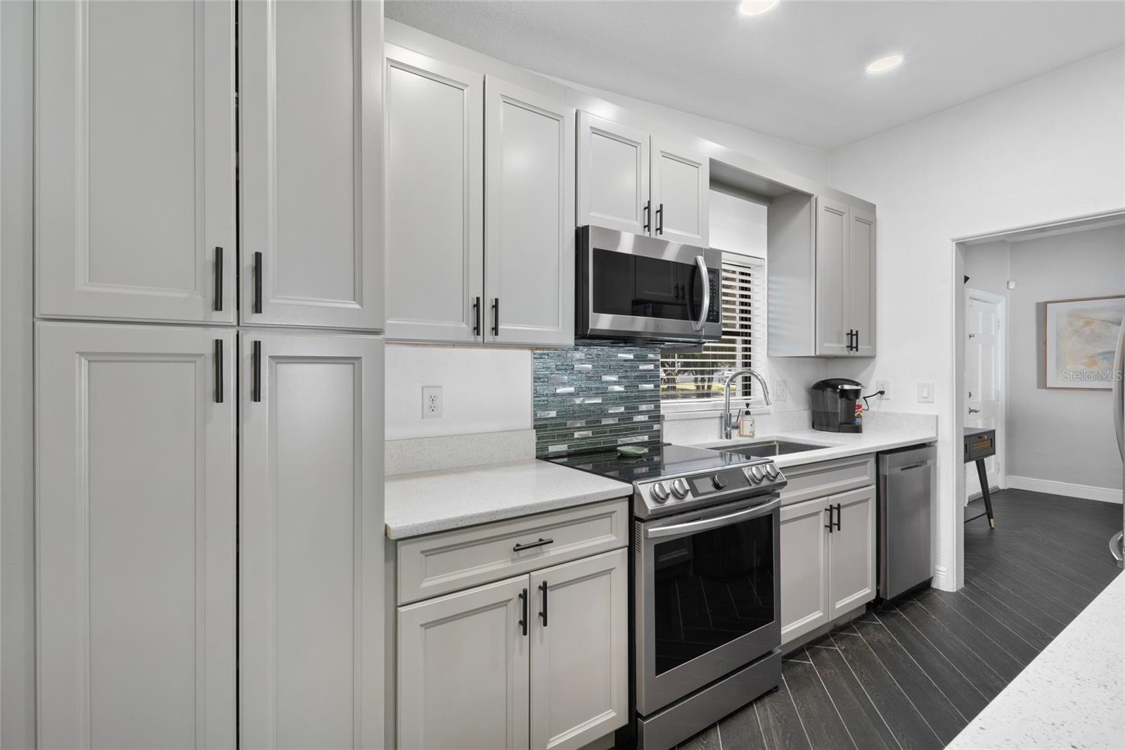18 N ALDER DR — photo 2