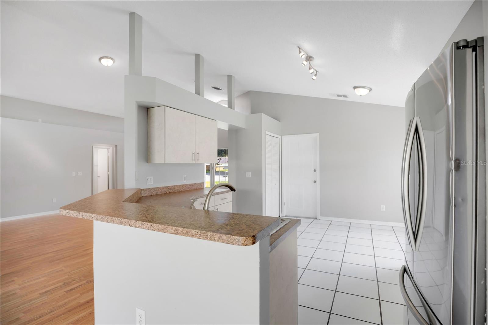 233 S ABERDEEN CIR — photo 9